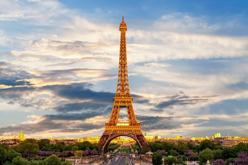Torre Eiffel protegida por barreira de vidro