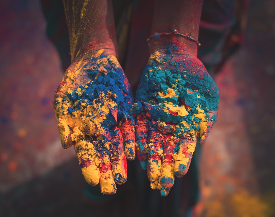 mãos pintadas com várias cores
