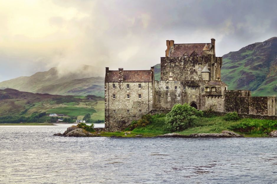 locais espetaculares que inspiraram filmes da Disney: Eilean Donan Castle, Escócia