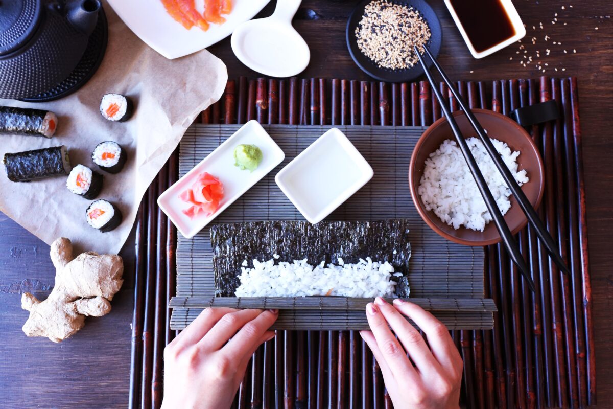 fazer sushi no japão