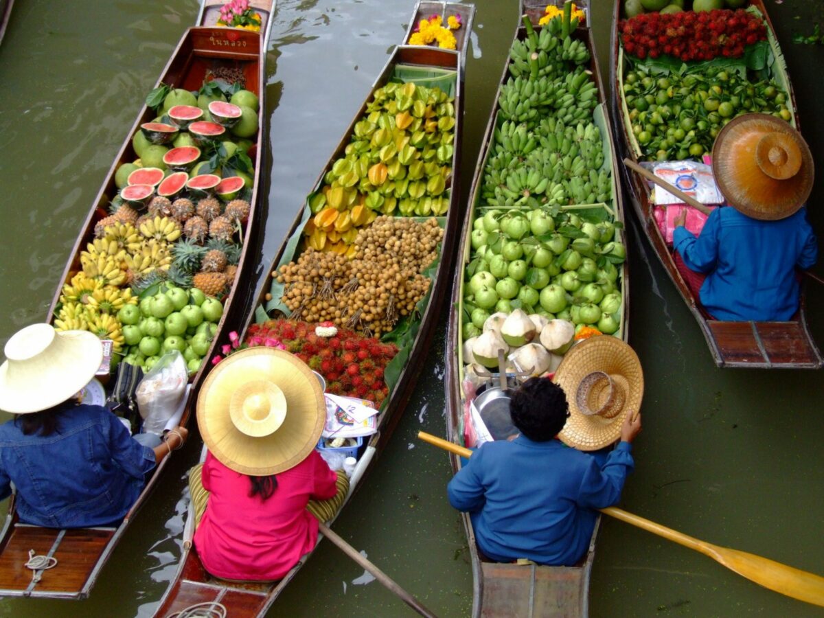floating-market-in-Bangkok-Thailand-1600x1200