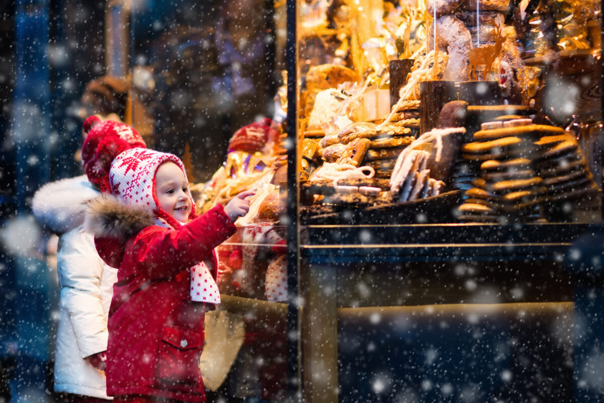 Children,Window,Shopping,On,Traditional,Christmas,Market,In,Germany,On