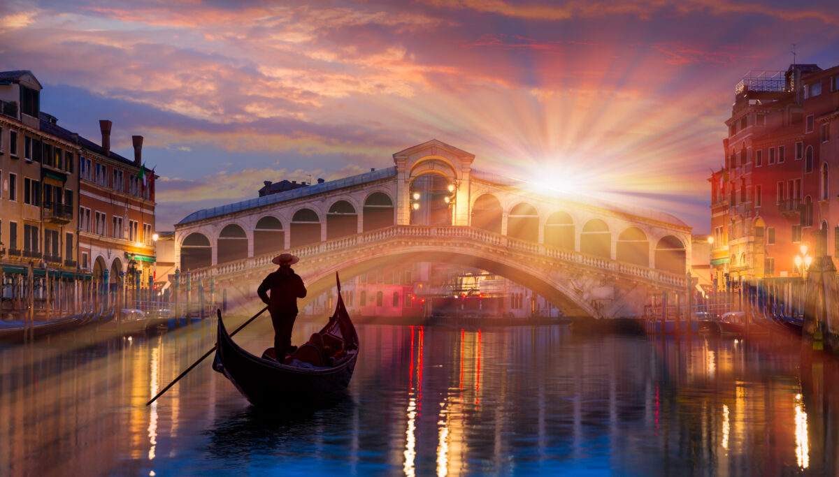 Gondola,Near,Rialto,Bridge,In,Venice,,Italy