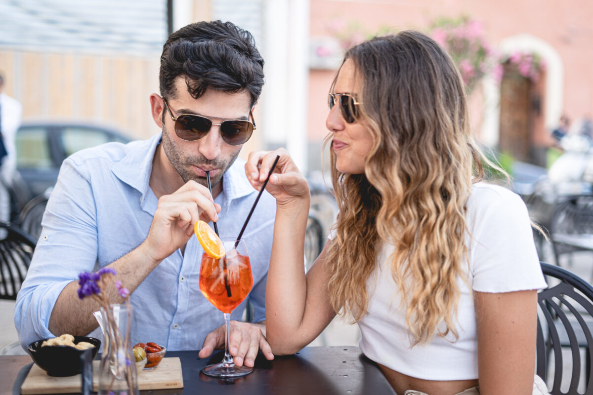Young,Couple,Wearing,Sunglasses,Drink,With,The,Straw,In,The