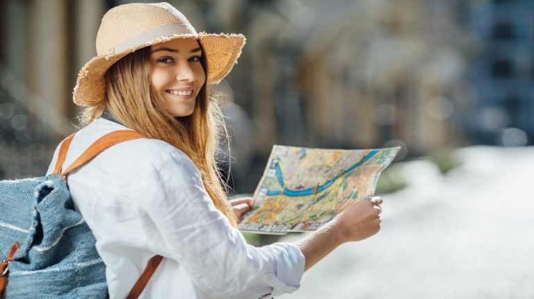 8 destinos seguros para uma mulher viajar sozinha