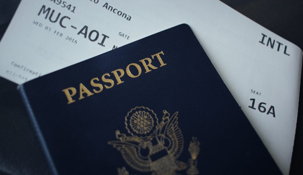 passaporte, bilhete de avião