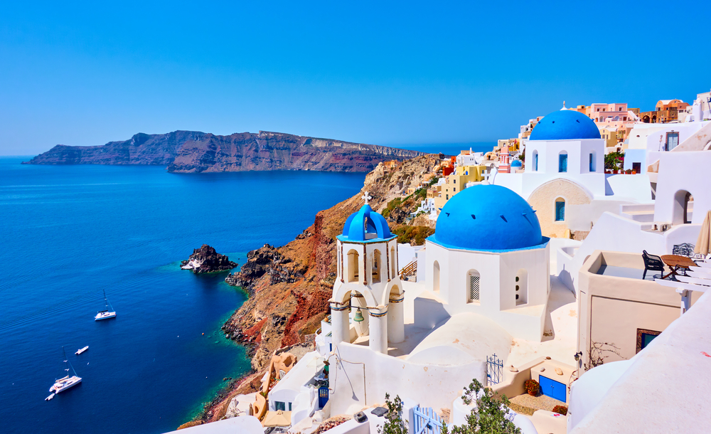 Oia, Santorini, Grécia, Blue Monday: 11 locais para animar o mês de janeiro