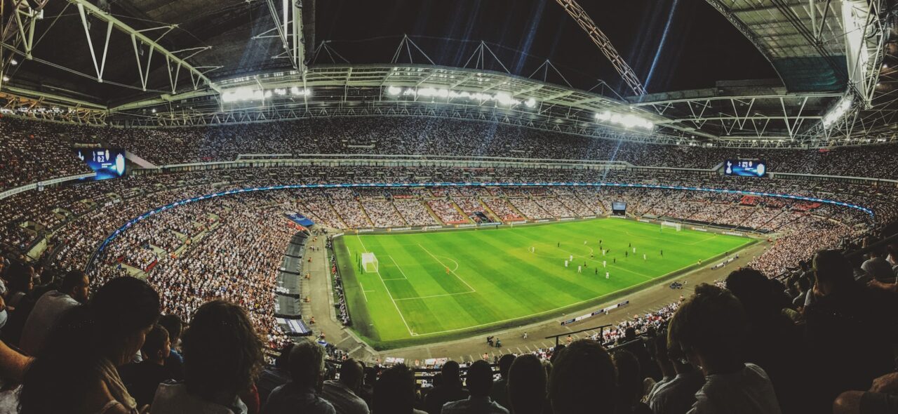 Estádio de Wembley cheio de gente, Inglaterra