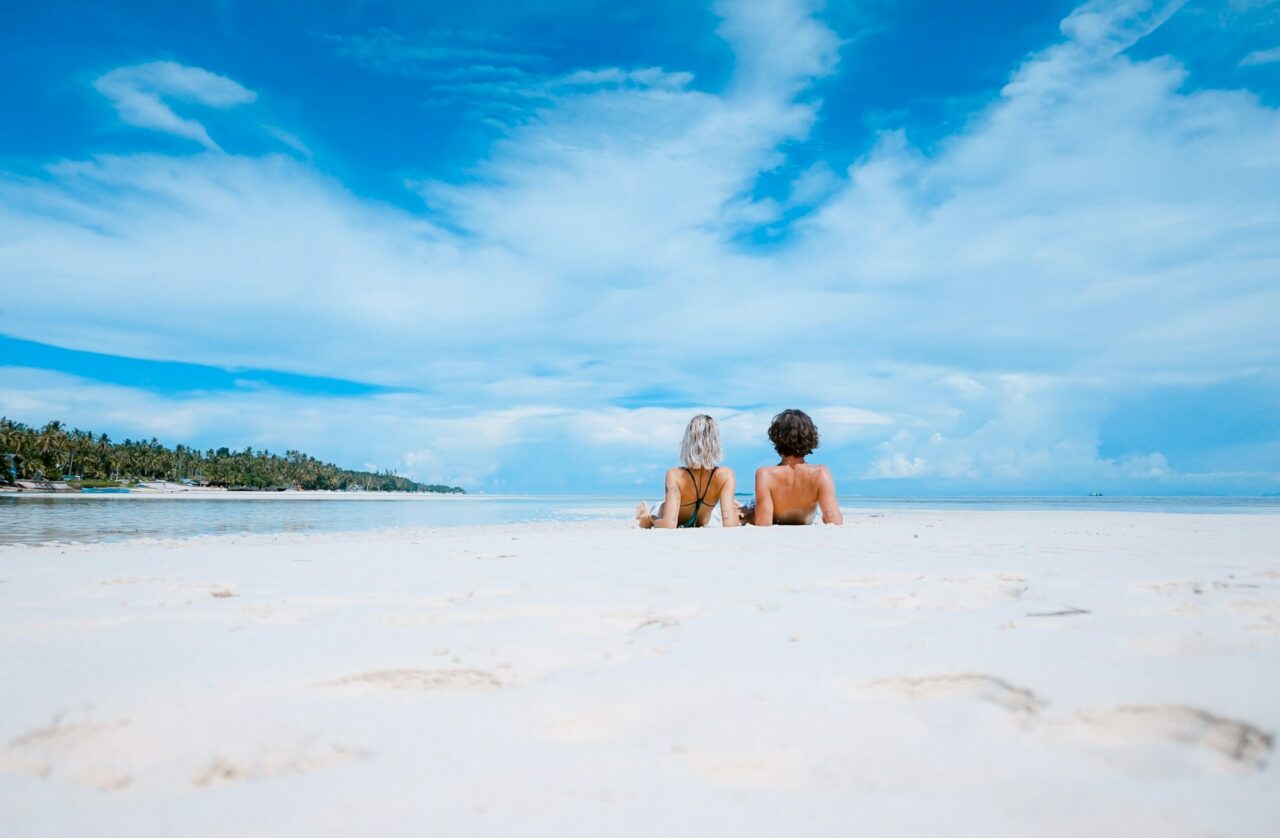 casal numa praia paradisíaca 