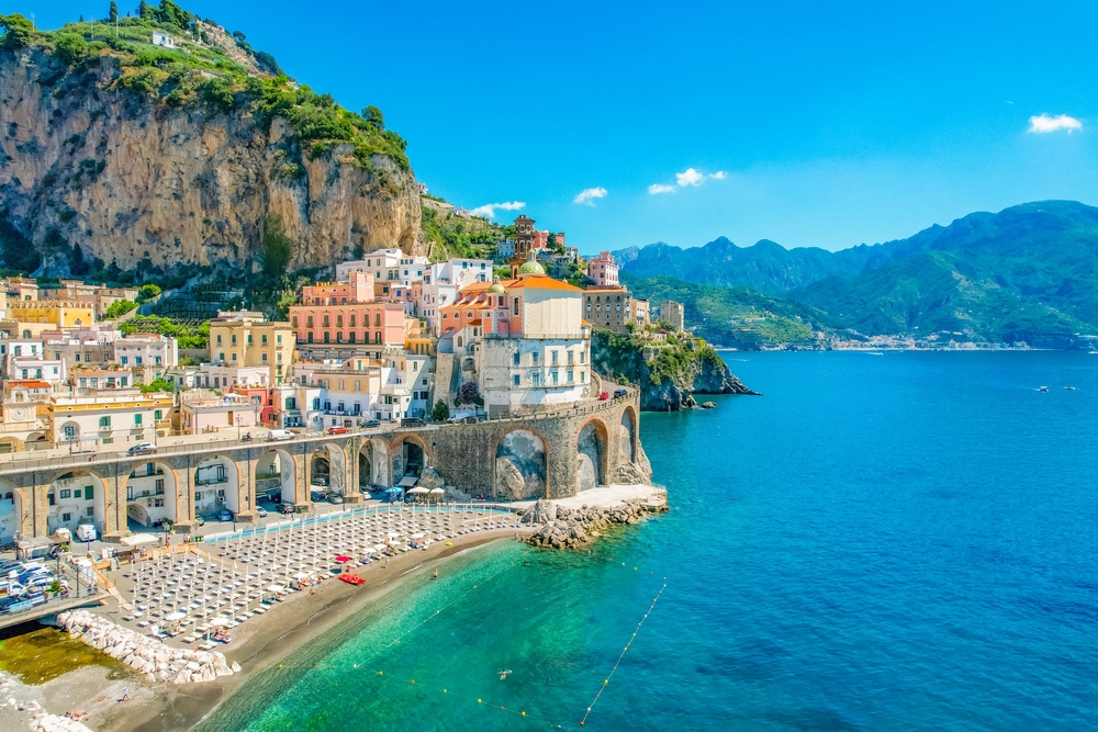 Amalfi, a cidade que dá nome a toda a costa, tem uma praia que combina perfeitamente com a sua herança histórica e comercial.