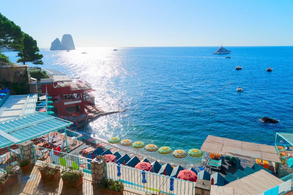 Localizada na costa sul de Capri, Marina Piccola é considerada por muitos a praia mais bela da região.