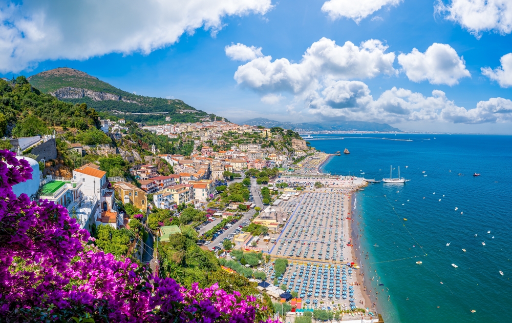 Vietri sul Mare marca o ponto de partida (ou fim) da Costa Amalfitana.