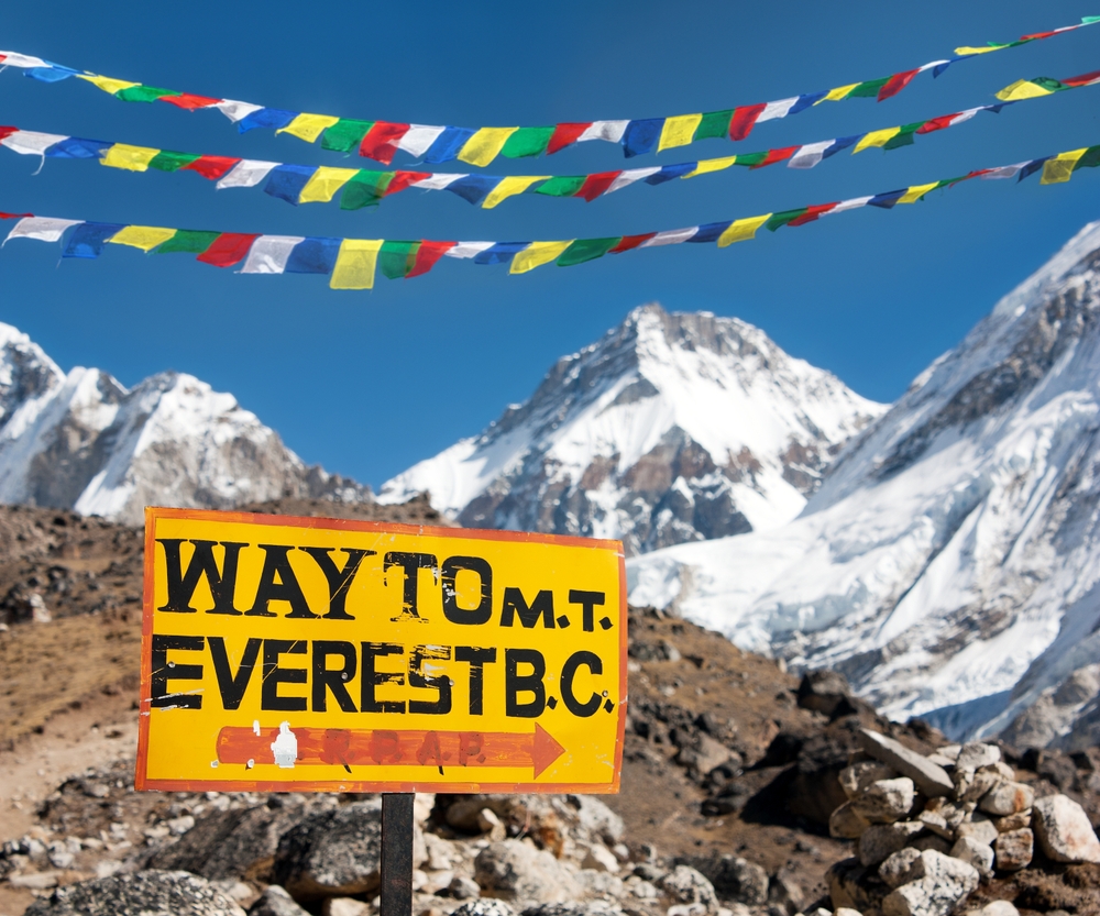 Caminho do posto de sinalização para o Monte Everest / Daniel Prudek / Shutterstock